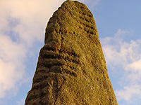 Irland, Runenstein auf dem Friedhof von Kilmalkedar (Foto: Diane Scherzler)